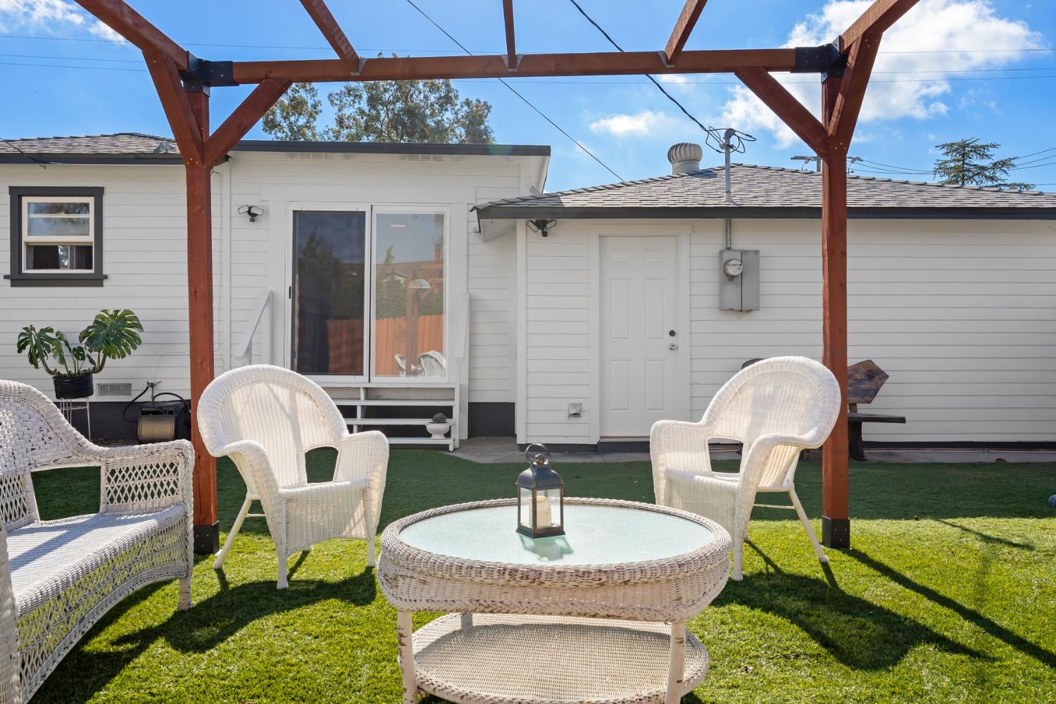 385 Sunset Avenue Oak View, CA 93022 - Photo 19 of 27 a patio with a table and chairs