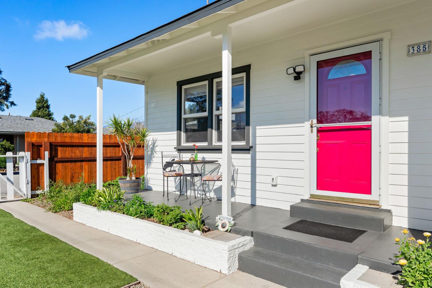 385 Sunset Avenue Oak View, CA 93022 - Photo 4 of 27 a front view of a house with street