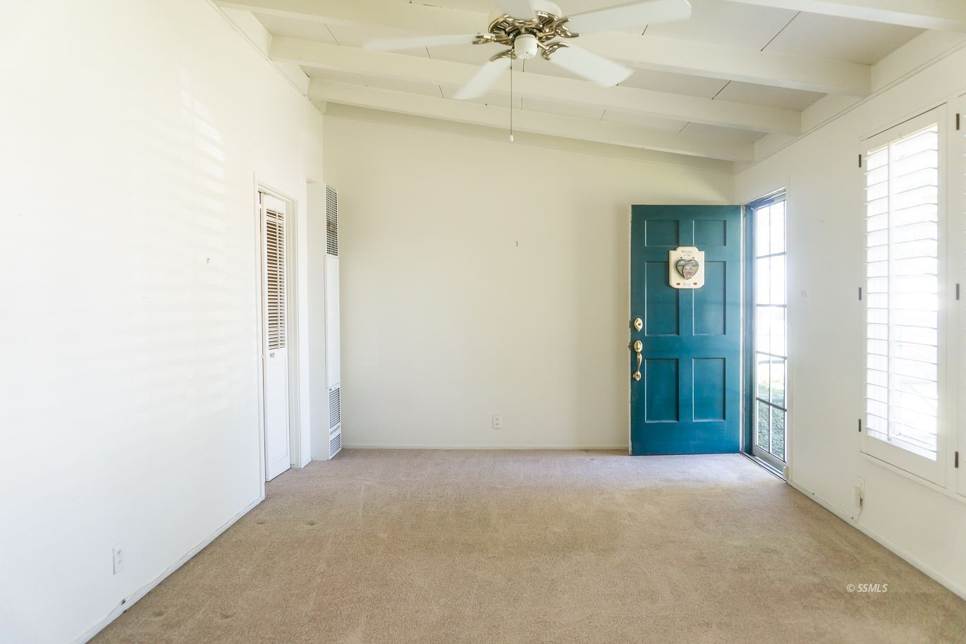 425 North Alvord Street Ridgecrest, CA 93555 - Photo 5 of 43 a view of an empty room with window