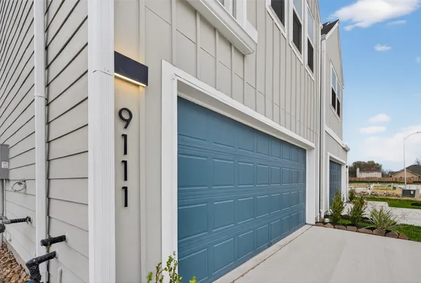 $2,350 | 9111 Highland Northern Way, Houston, TX 77088