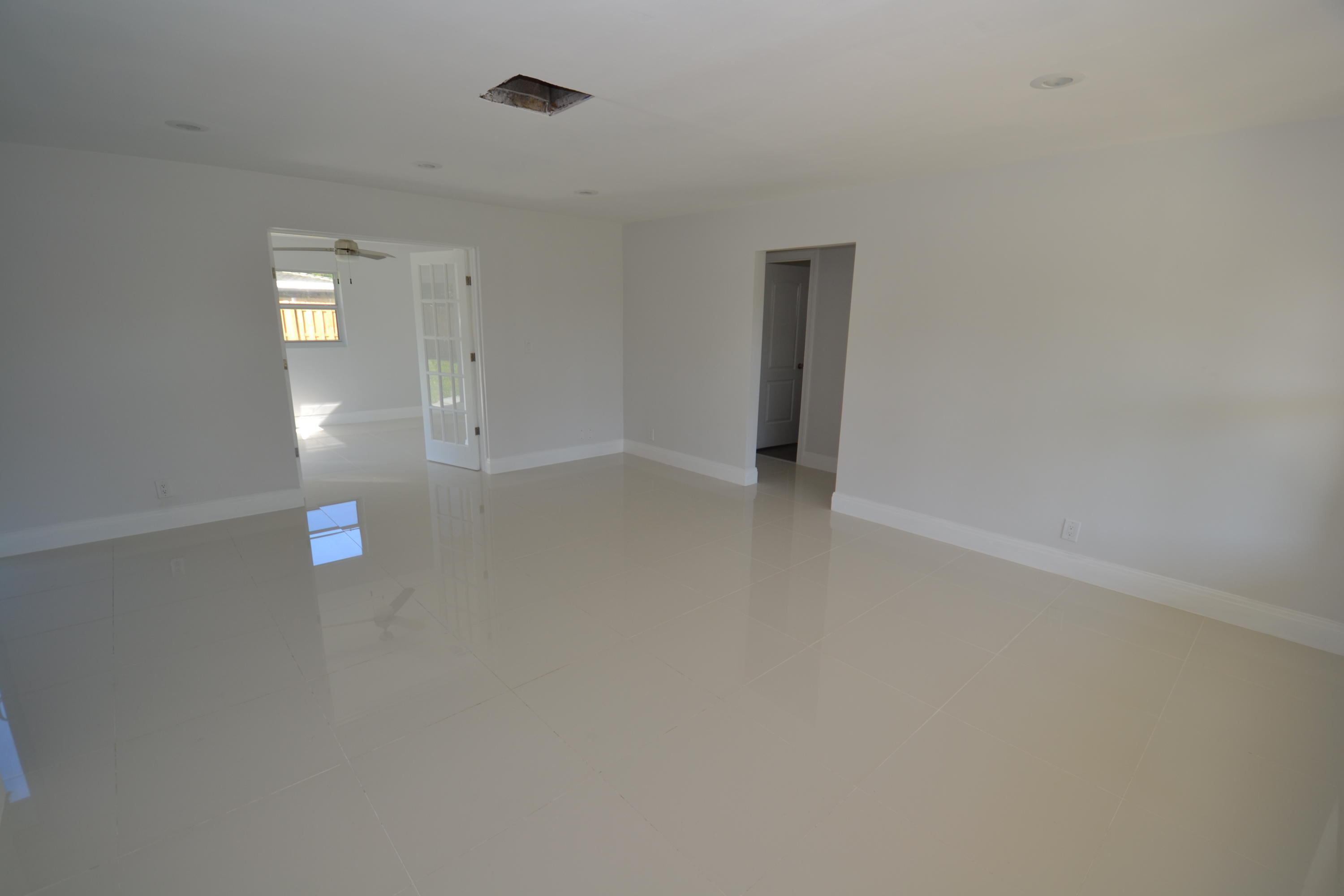 261 Northwest 11th Street Boca Raton, FL 33432 - Photo 3 of 19 DSC_1312