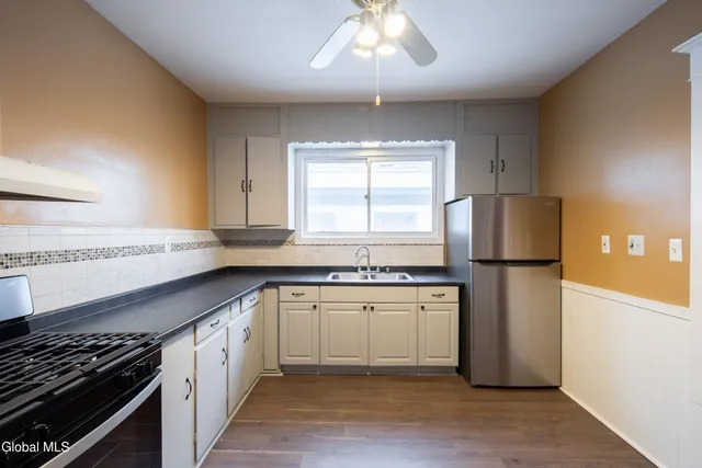 $1,700 | 22 Swan Street, Unit 2, Schenectady, NY 12307