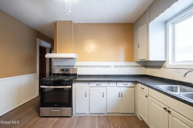 $1,700 | 22 Swan Street, Unit 2, Schenectady, NY 12307