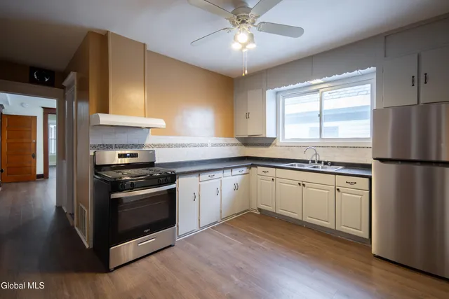 $1,700 | 22 Swan Street, Unit 2, Schenectady, NY 12307