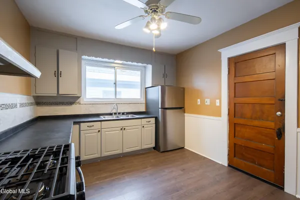 $1,650 | 22 Swan Street, Unit 2, Schenectady, NY 12307