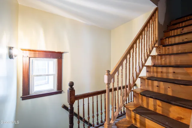 $1,700 | 22 Swan Street, Unit 2, Schenectady, NY 12307