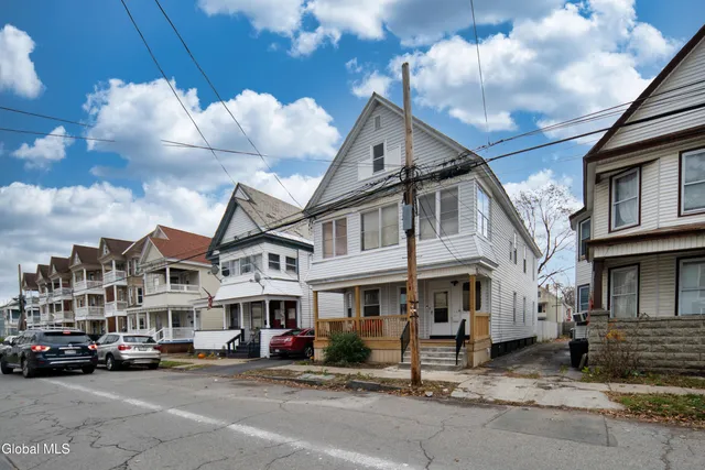 $1,700 | 22 Swan Street, Unit 2, Schenectady, NY 12307