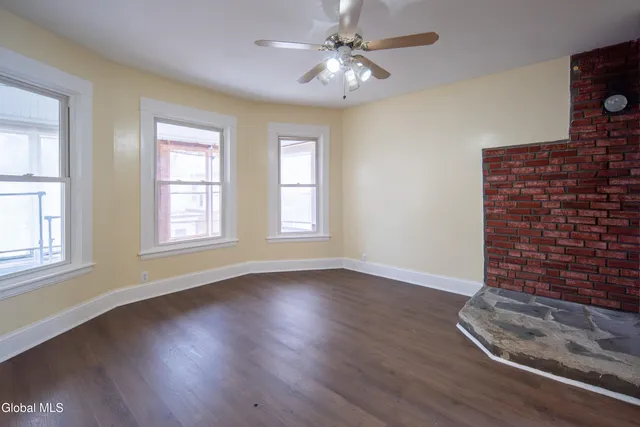 $1,700 | 22 Swan Street, Unit 2, Schenectady, NY 12307