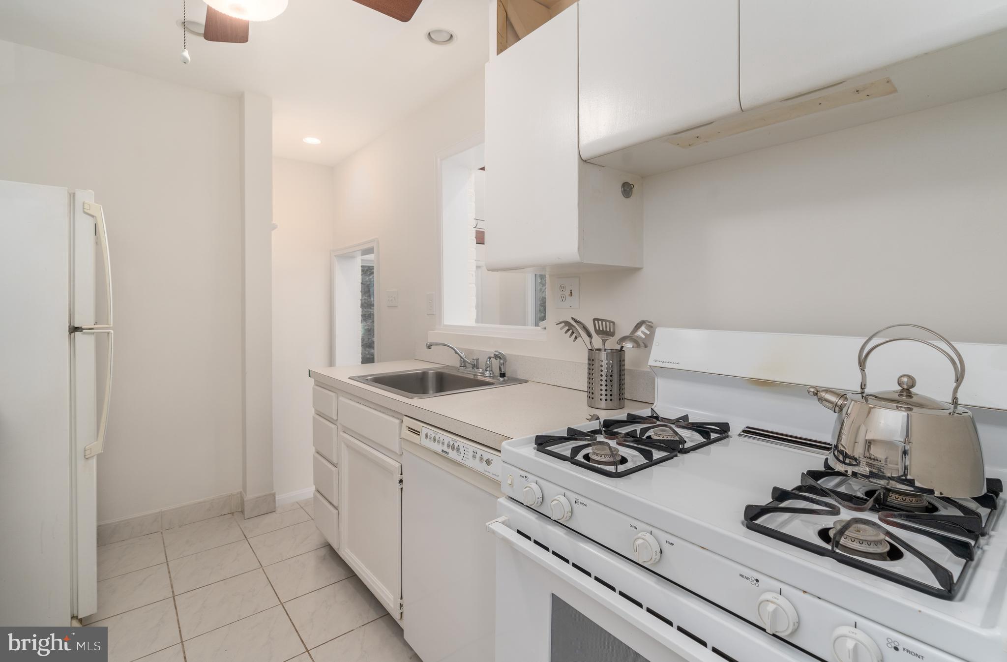 180 Cambridge Road Alexandria, VA 22314 - Photo 11 of 40 Galley kitchen overlook addition