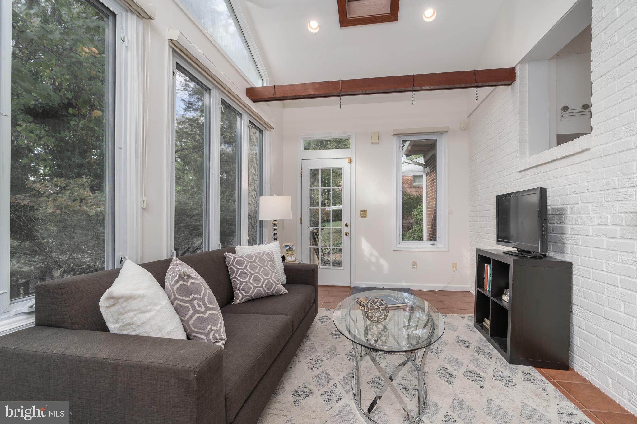 180 Cambridge Road Alexandria, VA 22314 - Photo 13 of 40 Soaring ceiling, abundant ligth