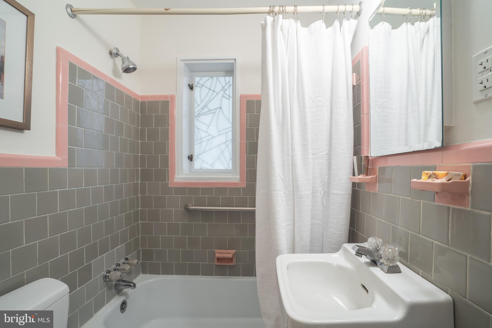 180 Cambridge Road Alexandria, VA 22314 - Photo 22 of 40 Hall bath