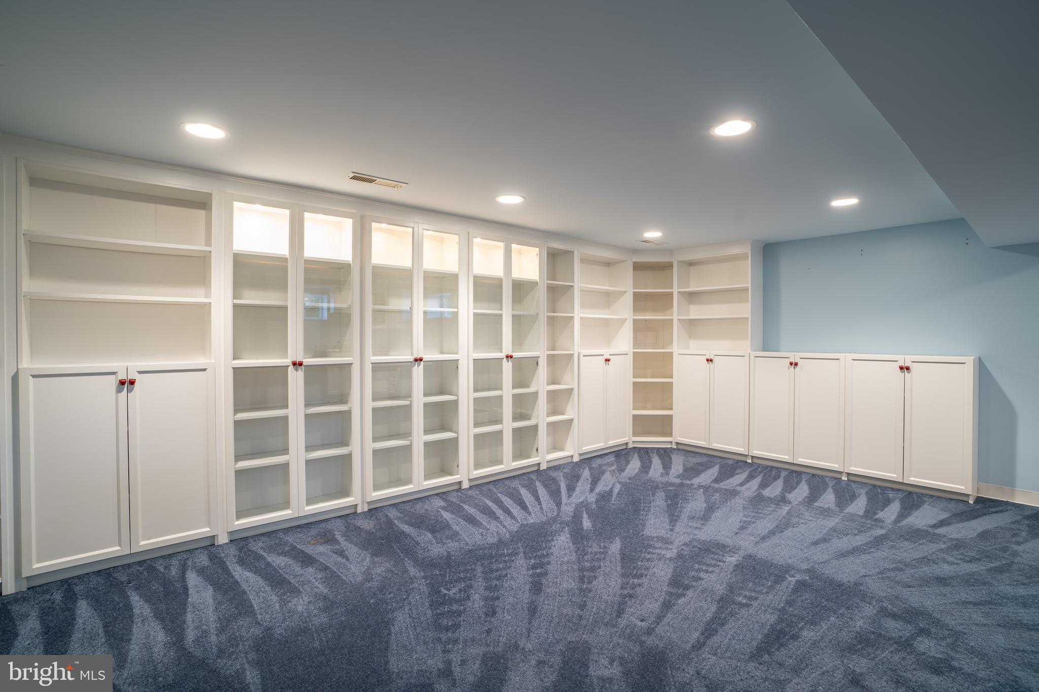 180 Cambridge Road Alexandria, VA 22314 - Photo 23 of 40 Basement family room w/ built-ins & kitchenette