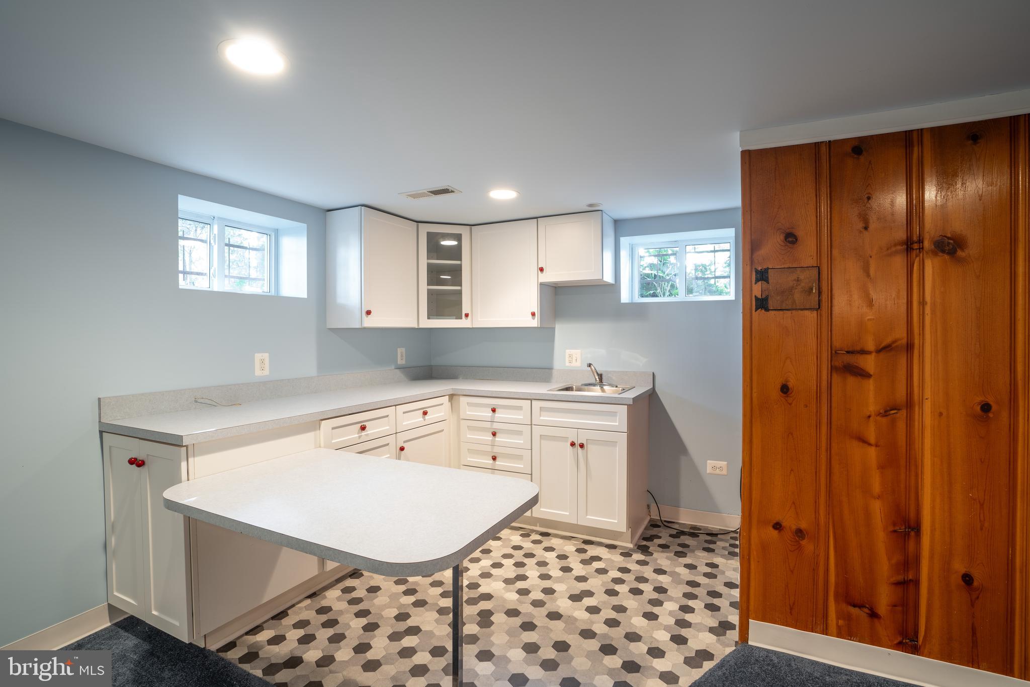 180 Cambridge Road Alexandria, VA 22314 - Photo 25 of 40 Family room kitchenette/wet bar