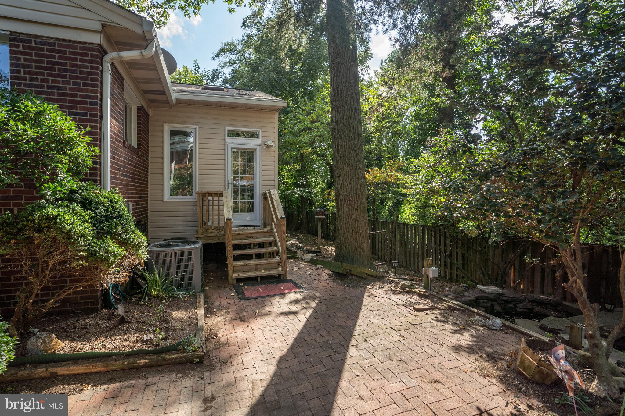 180 Cambridge Road Alexandria, VA 22314 - Photo 34 of 40 Side view of rear yard