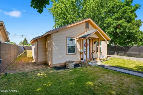 $257,500 | 114 C Street East, Wapato, WA 98951