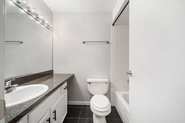 $230,000 | 5811 Oakwood Drive, Unit C, Lisle, IL 60532