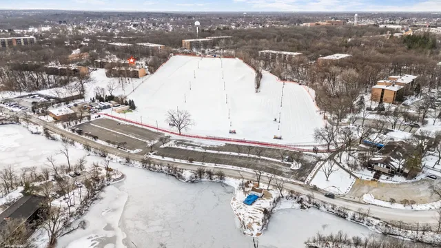 $230,000 | 5811 Oakwood Drive, Unit C, Lisle, IL 60532