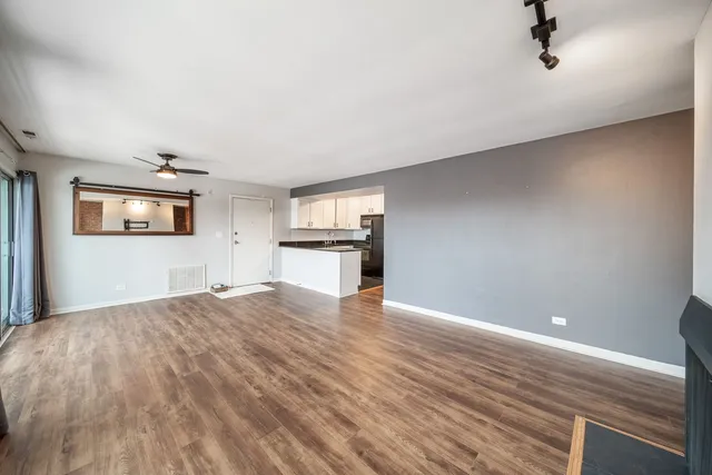 $230,000 | 5811 Oakwood Drive, Unit C, Lisle, IL 60532