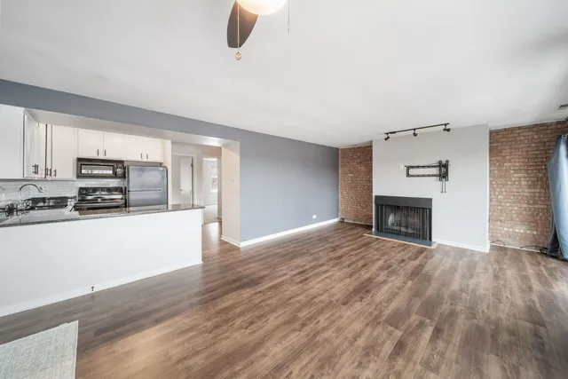 $230,000 | 5811 Oakwood Drive, Unit C, Lisle, IL 60532