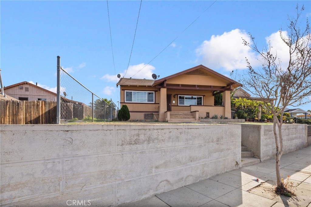 1816 Main Street Riverside, CA 92501 - Photo 4 of 34 a front view of a house with a yard