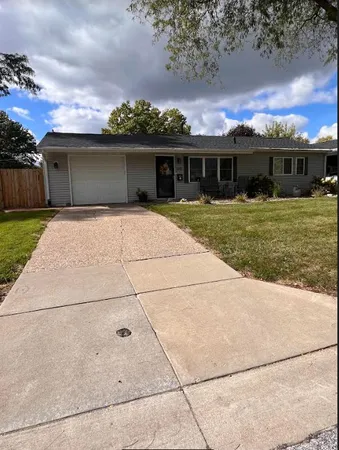 $1,995 | 1212 16th 1/2 Street, Bettendorf, IA 52722
