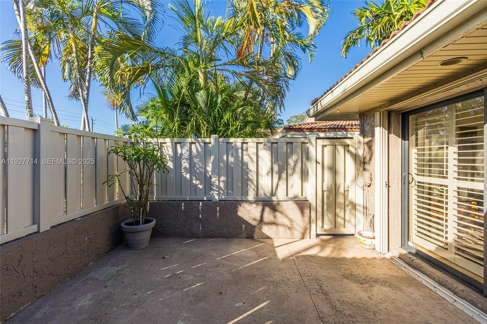 500 Bonnie Brae Way, Unit 17 Hollywood, FL 33021 - Photo 14 of 32 a view of outdoor space and deck