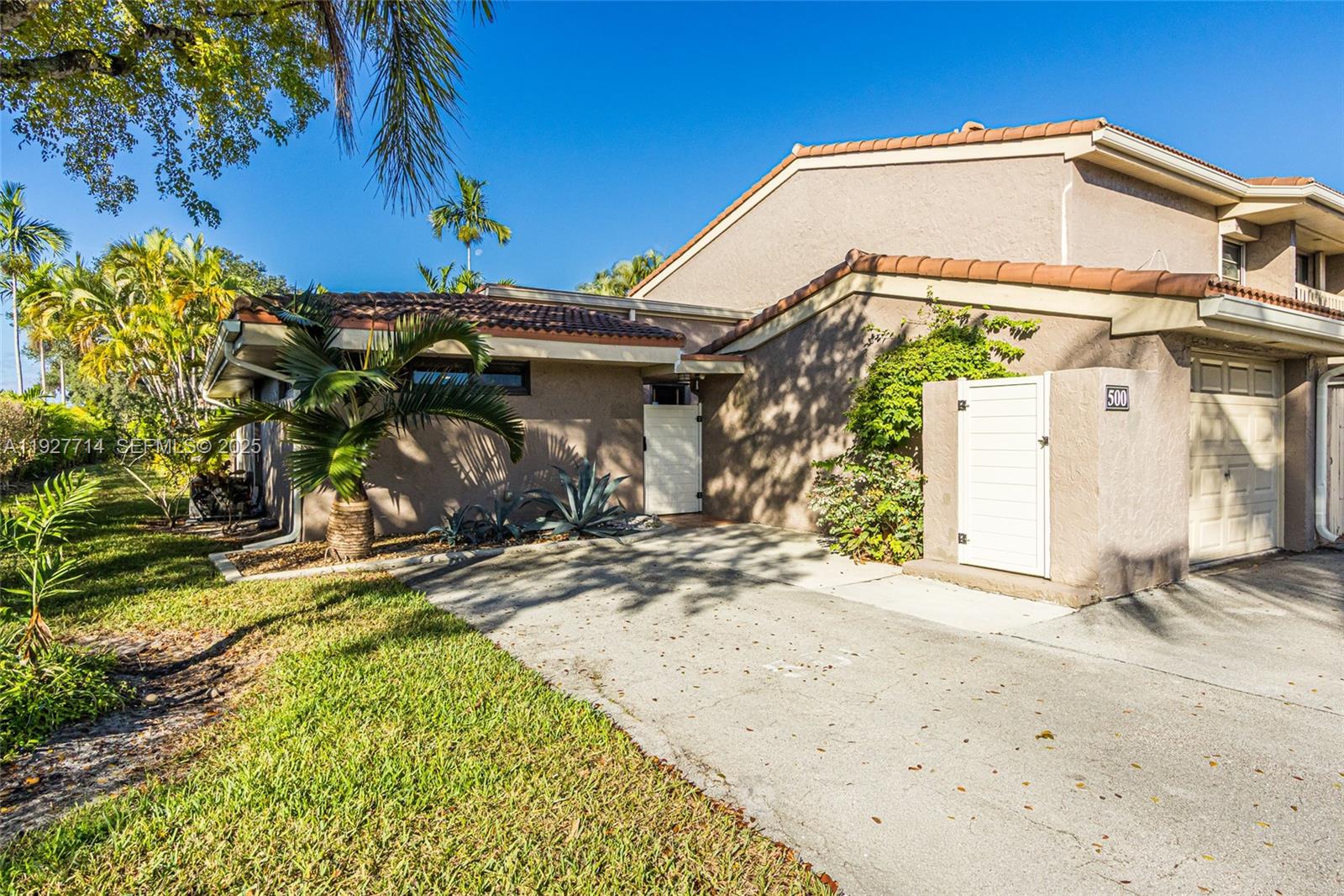 500 Bonnie Brae Way, Unit 17 Hollywood, FL 33021 - Photo 21 of 32 a view of a house with a park