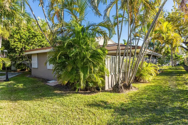 a view of a yard in front of house