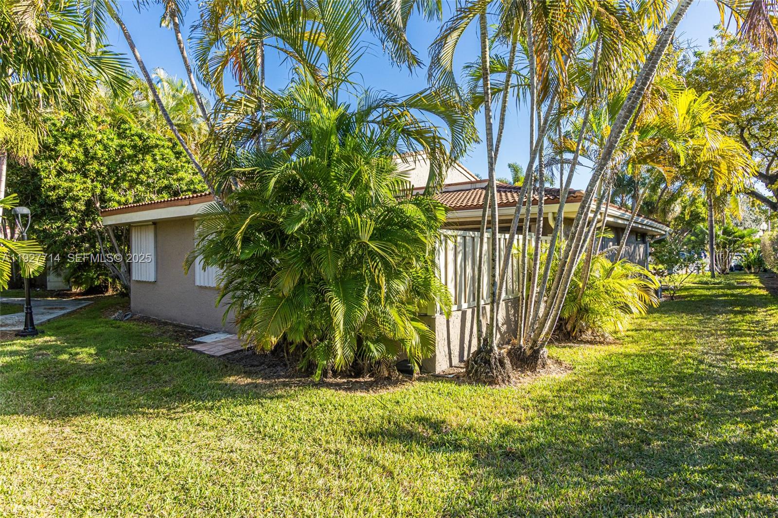 500 Bonnie Brae Way, Unit 17 Hollywood, FL 33021 - Photo 32 of 32 a view of a yard in front of house