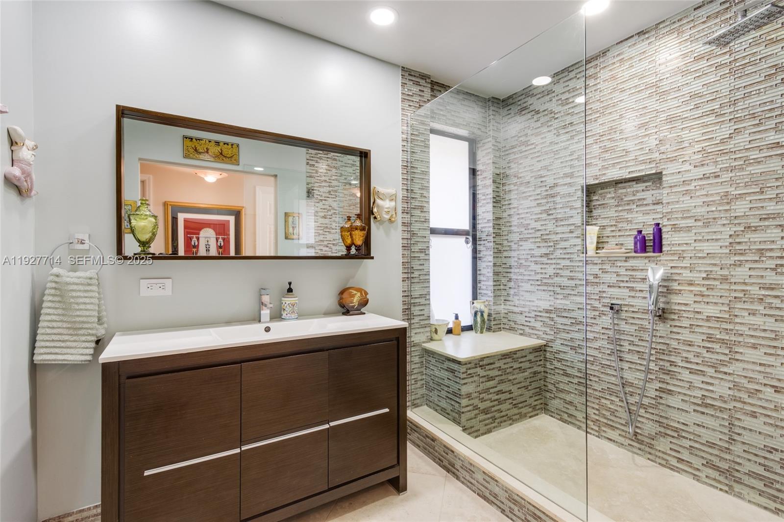 500 Bonnie Brae Way, Unit 17 Hollywood, FL 33021 - Photo 8 of 32 a bathroom with a sink and a mirror
