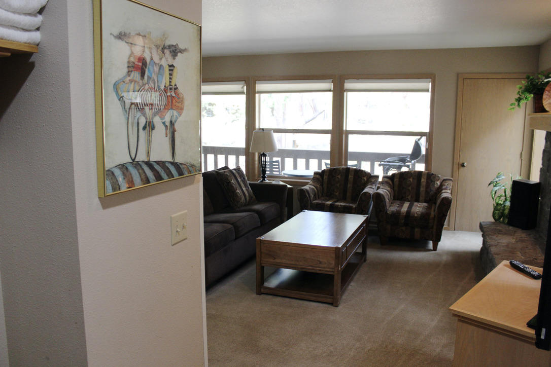 57376-25d1 Beaver Ridge Loop Sunriver, OR 97707 - Photo 2 of 18 a living room with furniture and a window