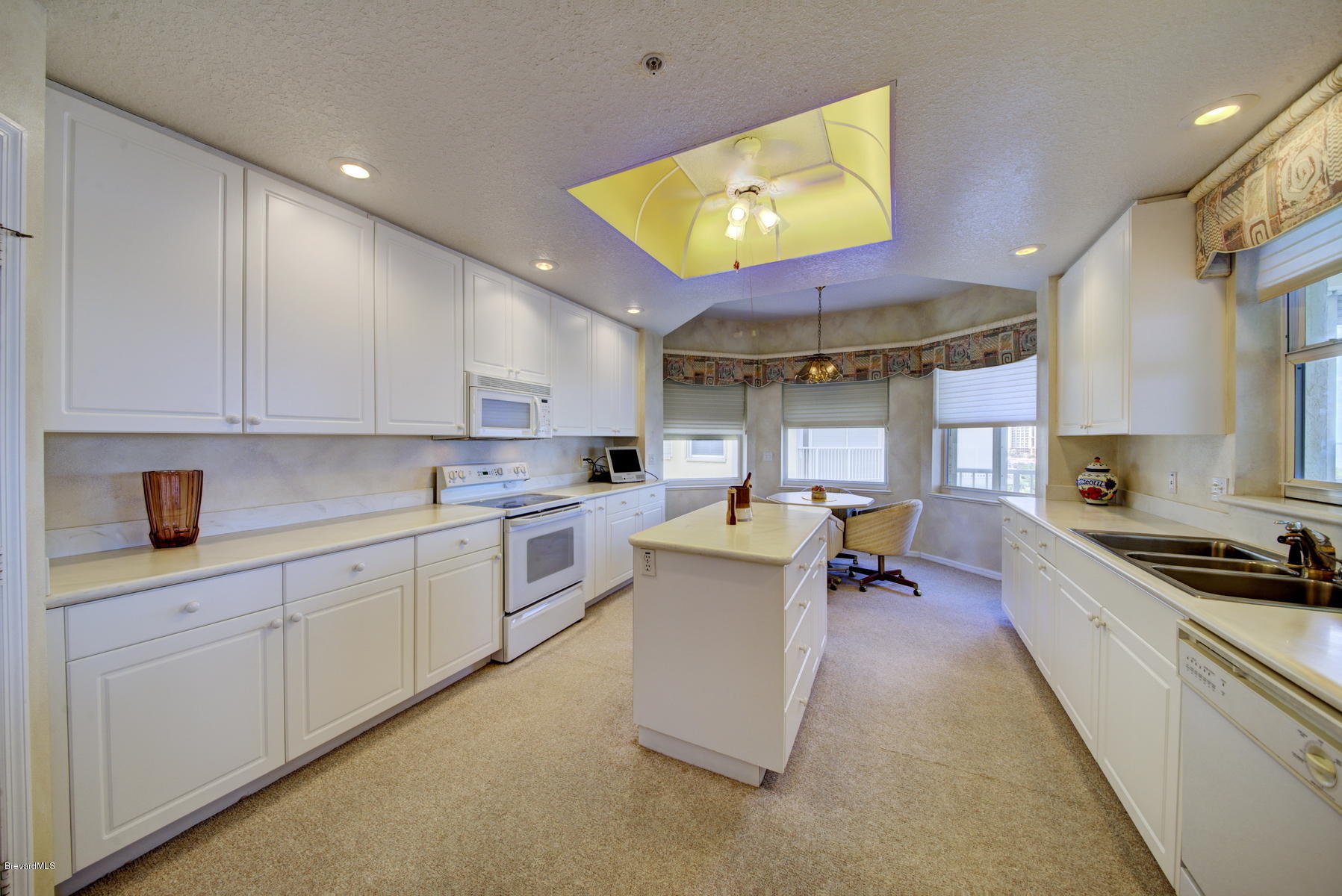 102 Riverside Drive, Unit 901 Cocoa, FL 32922 - Photo 22 of 54 Kitchen with Breakfast Nook
