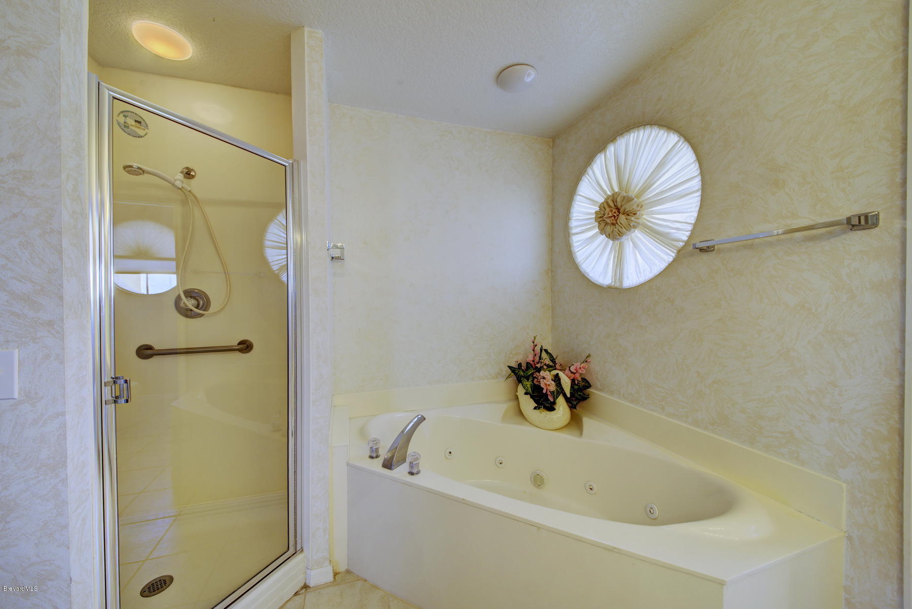 102 Riverside Drive, Unit 901 Cocoa, FL 32922 - Photo 32 of 54 Jacuzzi Tub & Walk-in Shower