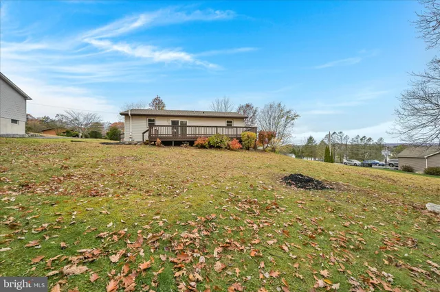 a view of a yard with a house