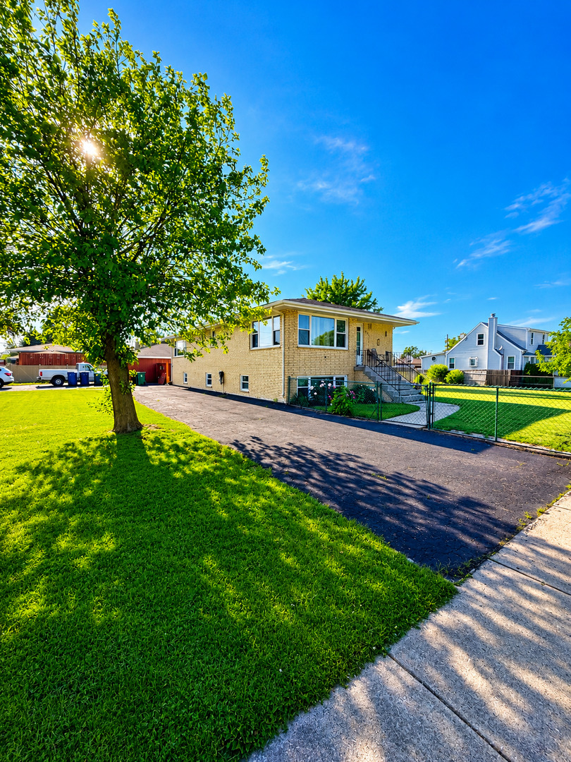 8356 South 78th Avenue Bridgeview, IL 60455 - Photo 6 of 39 a view of an outdoor space and a yard