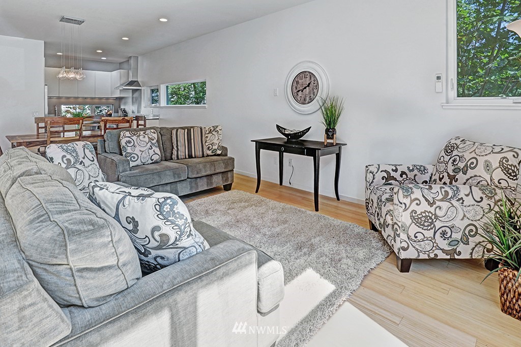 2814 Southwest Genesee Street Seattle, WA 98126 - Photo 3 of 22 Gallery Image 3