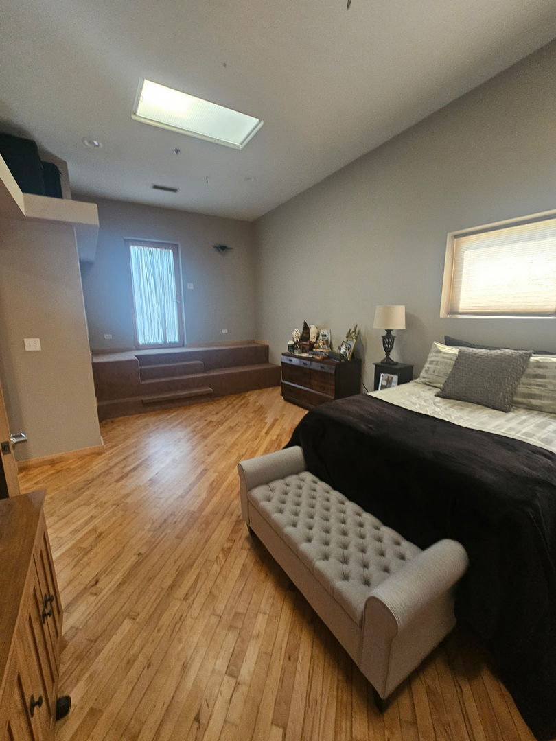 537 Custer Avenue, Unit 5 Evanston, IL 60202 - Photo 12 of 19 a bedroom with furniture and window