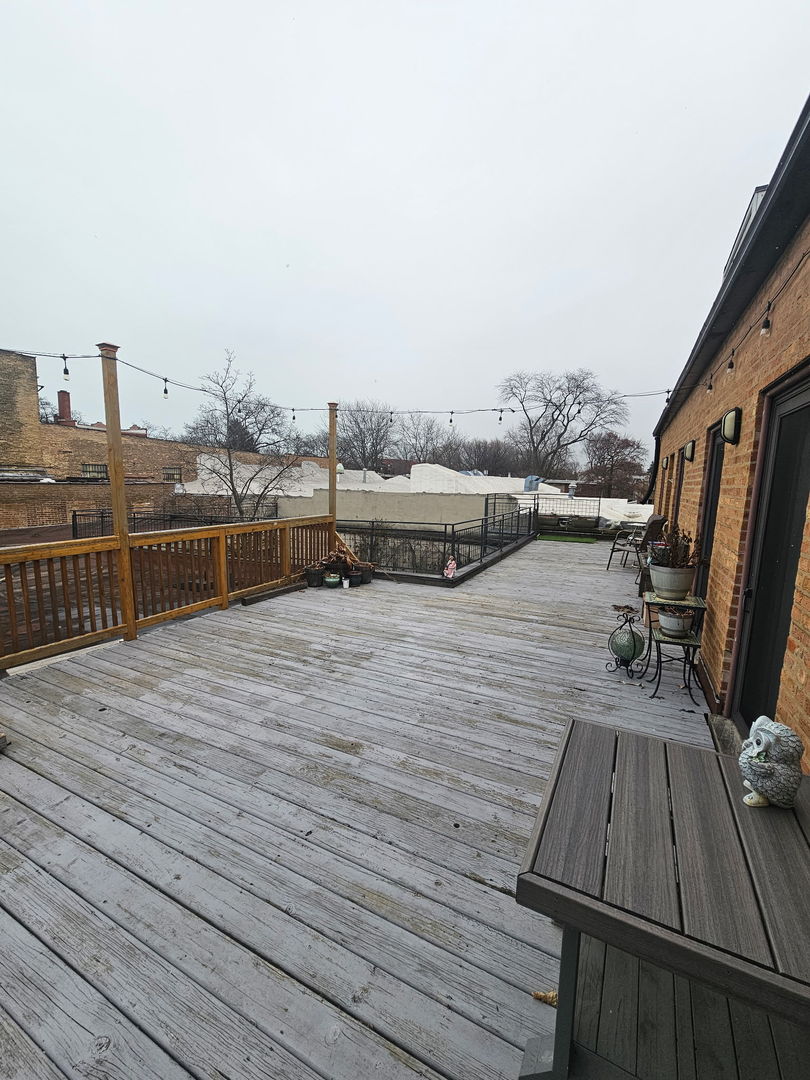 537 Custer Avenue, Unit 5 Evanston, IL 60202 - Photo 18 of 19 a view of a terrace with seating space