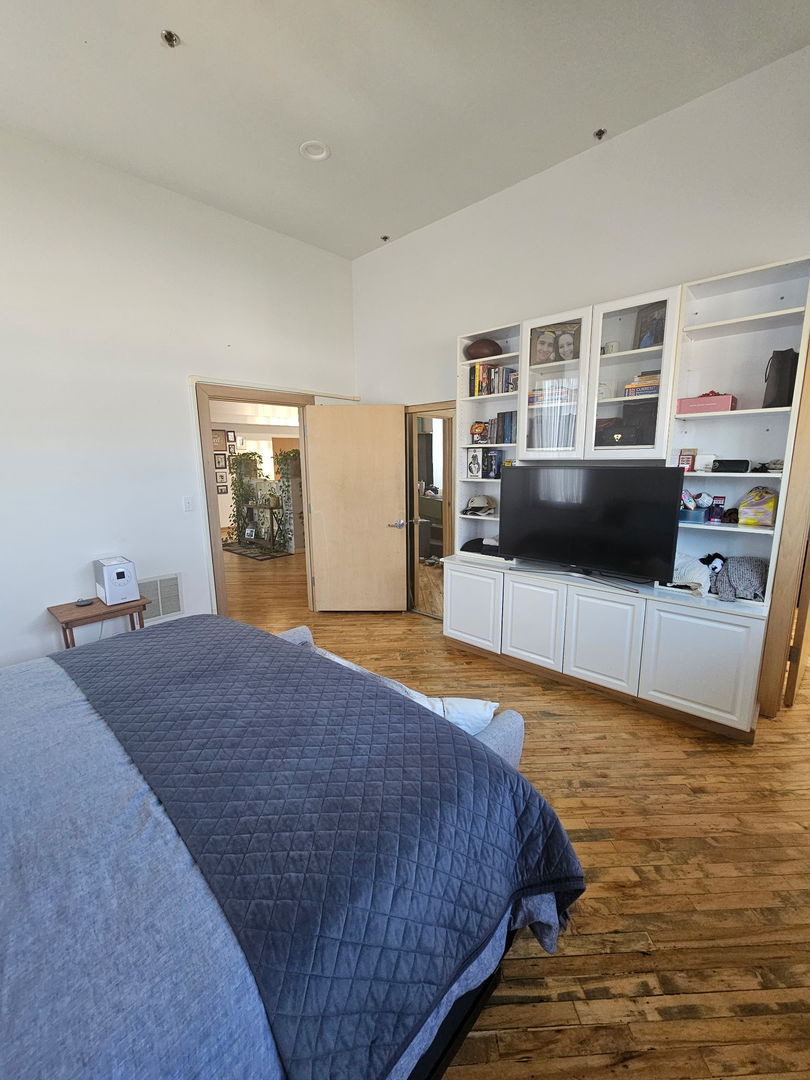 537 Custer Avenue, Unit 5 Evanston, IL 60202 - Photo 8 of 19 a bedroom with a bed and a view of kitchen