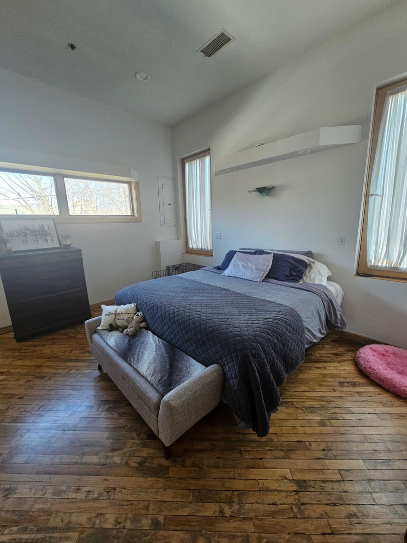 537 Custer Avenue, Unit 5 Evanston, IL 60202 - Photo 9 of 19 a bedroom with bed and window