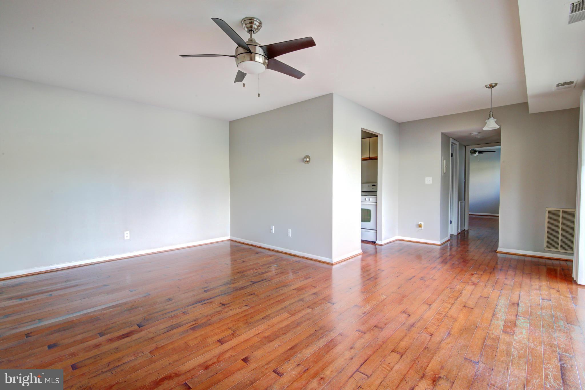 2754 Hollywood Road, Unit 104 Falls Church, VA 22043 - Photo 4 of 11 Living Room