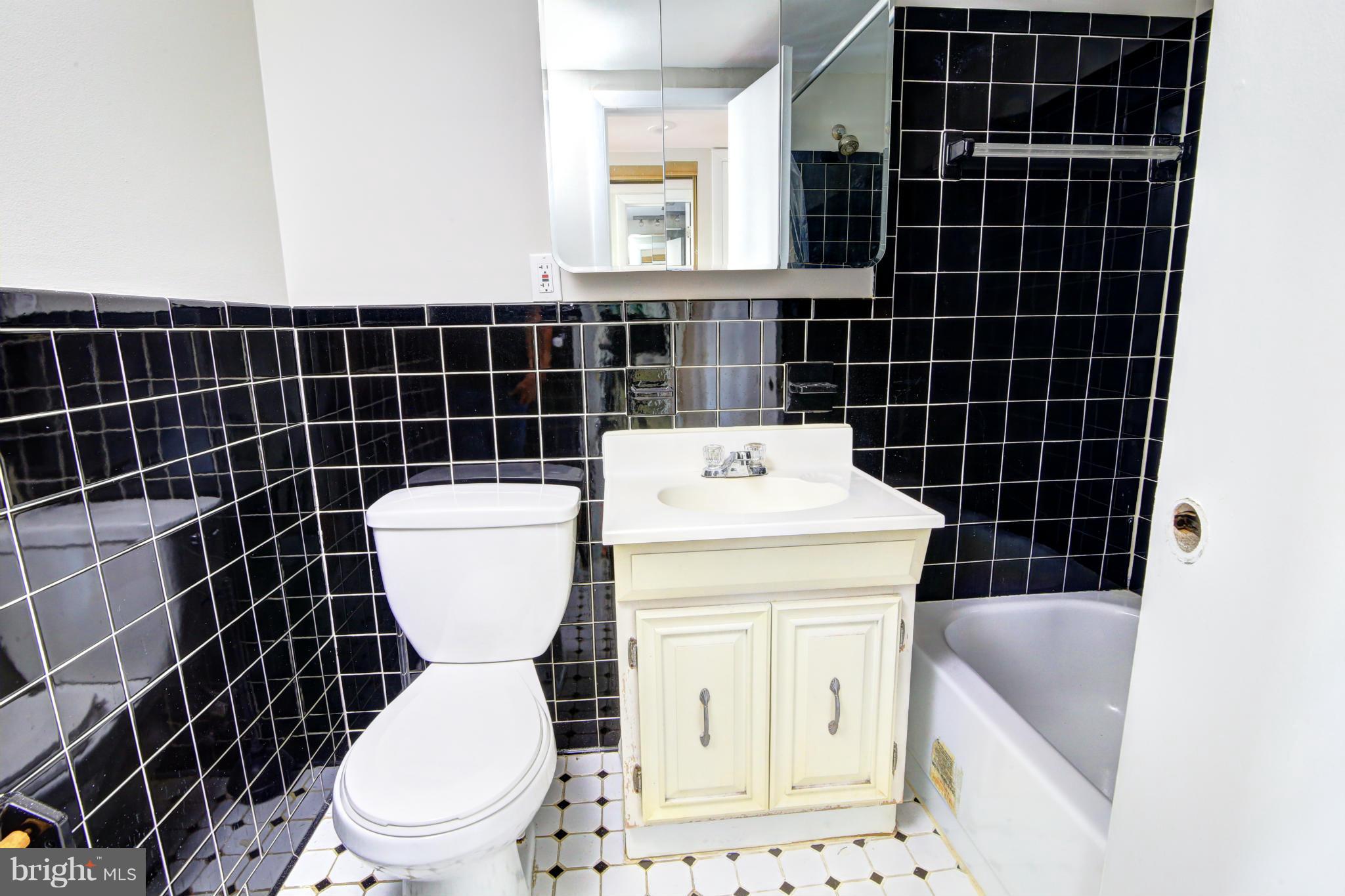 2754 Hollywood Road, Unit 104 Falls Church, VA 22043 - Photo 9 of 11 Bath (Master)