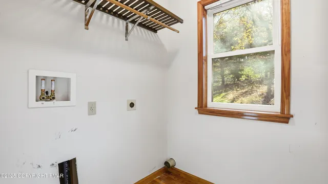 $599,000 | 104 Wolf Hollow Road, Lake Harmony, PA 18624