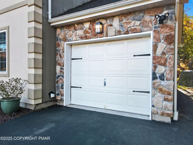 $599,000 | 104 Wolf Hollow Road, Lake Harmony, PA 18624