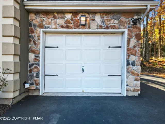 $599,000 | 104 Wolf Hollow Road, Lake Harmony, PA 18624