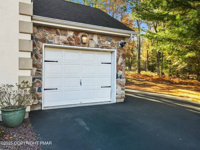 $599,000 | 104 Wolf Hollow Road, Lake Harmony, PA 18624