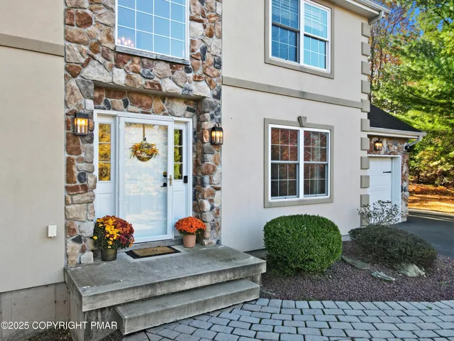 $599,000 | 104 Wolf Hollow Road, Lake Harmony, PA 18624