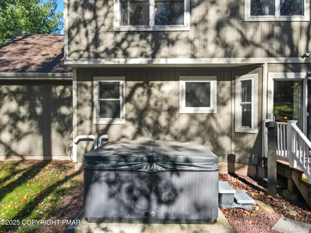 $599,000 | 104 Wolf Hollow Road, Lake Harmony, PA 18624