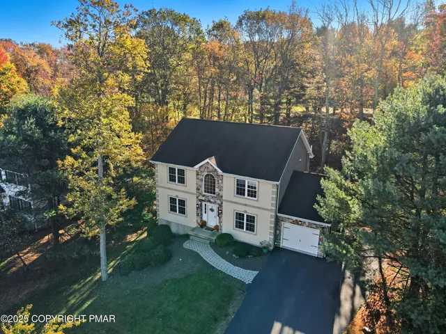 $599,000 | 104 Wolf Hollow Road, Lake Harmony, PA 18624