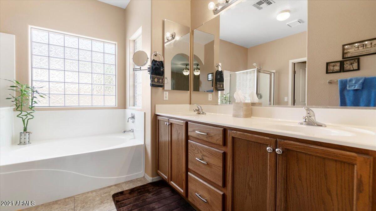 45306 West Rhea Road Maricopa, AZ 85139 - Photo 12 of 20 12-Primary Bathroom